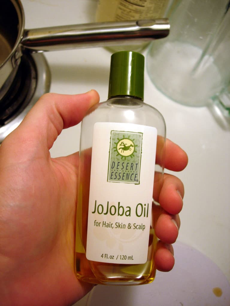 Flacon d’huile de jojoba, base classique pour le massage